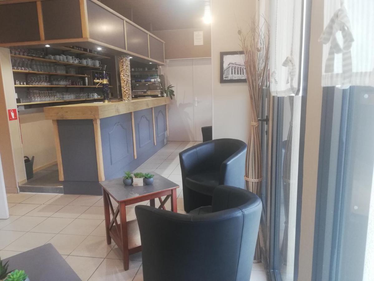 Logis Hotel Restaurant L'Oree Des Bois La Breille-les-Pins Bagian luar foto