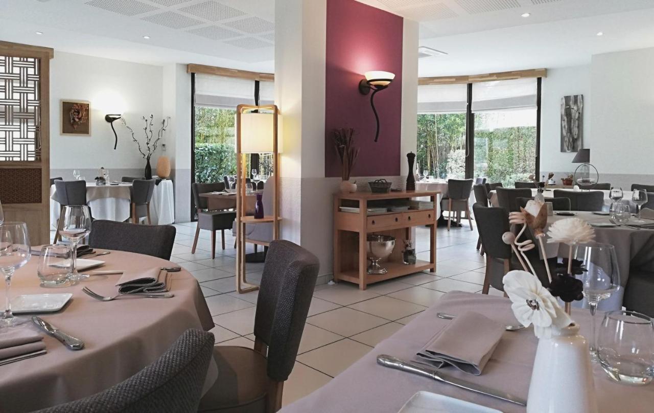 Logis Hotel Restaurant L'Oree Des Bois La Breille-les-Pins Bagian luar foto