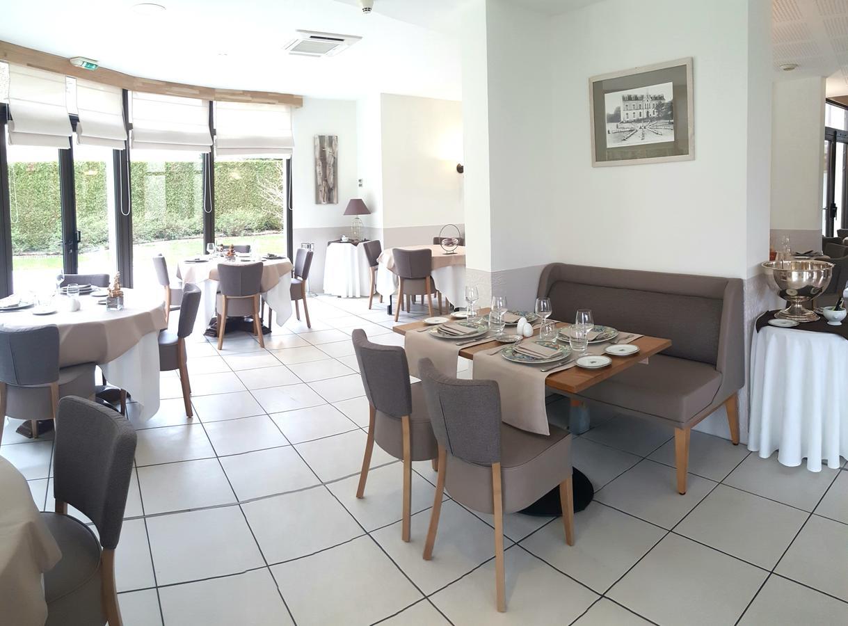 Logis Hotel Restaurant L'Oree Des Bois La Breille-les-Pins Bagian luar foto