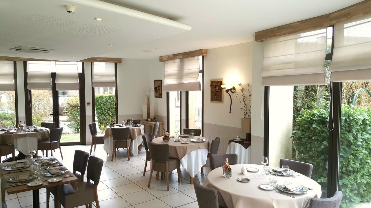 Logis Hotel Restaurant L'Oree Des Bois La Breille-les-Pins Bagian luar foto