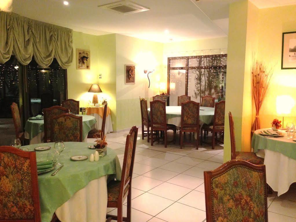 Logis Hotel Restaurant L'Oree Des Bois La Breille-les-Pins Bagian luar foto