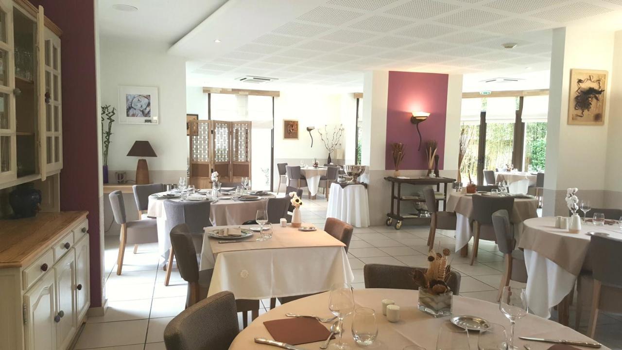 Logis Hotel Restaurant L'Oree Des Bois La Breille-les-Pins Bagian luar foto
