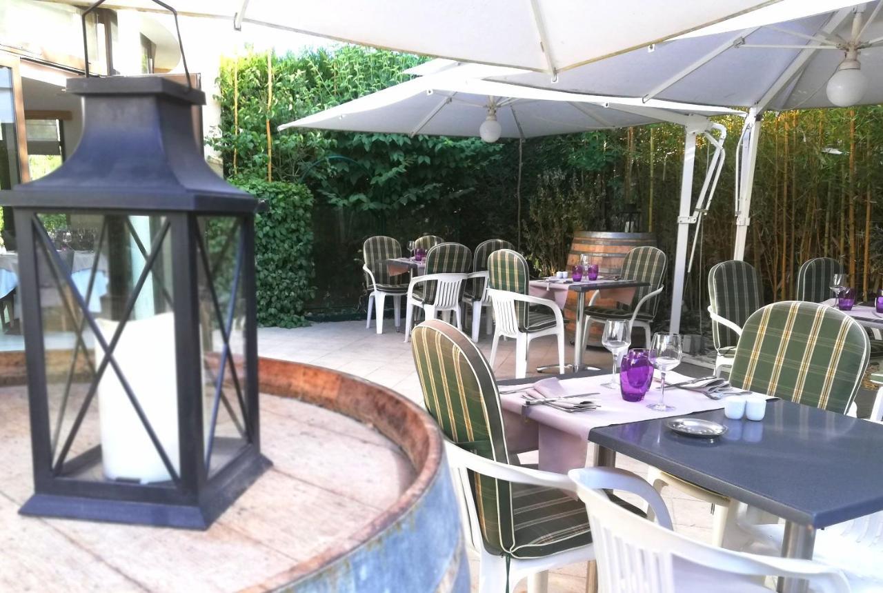 Logis Hotel Restaurant L'Oree Des Bois La Breille-les-Pins Bagian luar foto